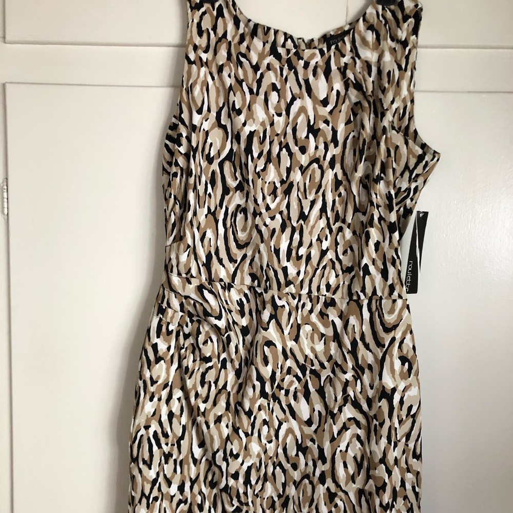Beautiful dress. Dressy and professional.